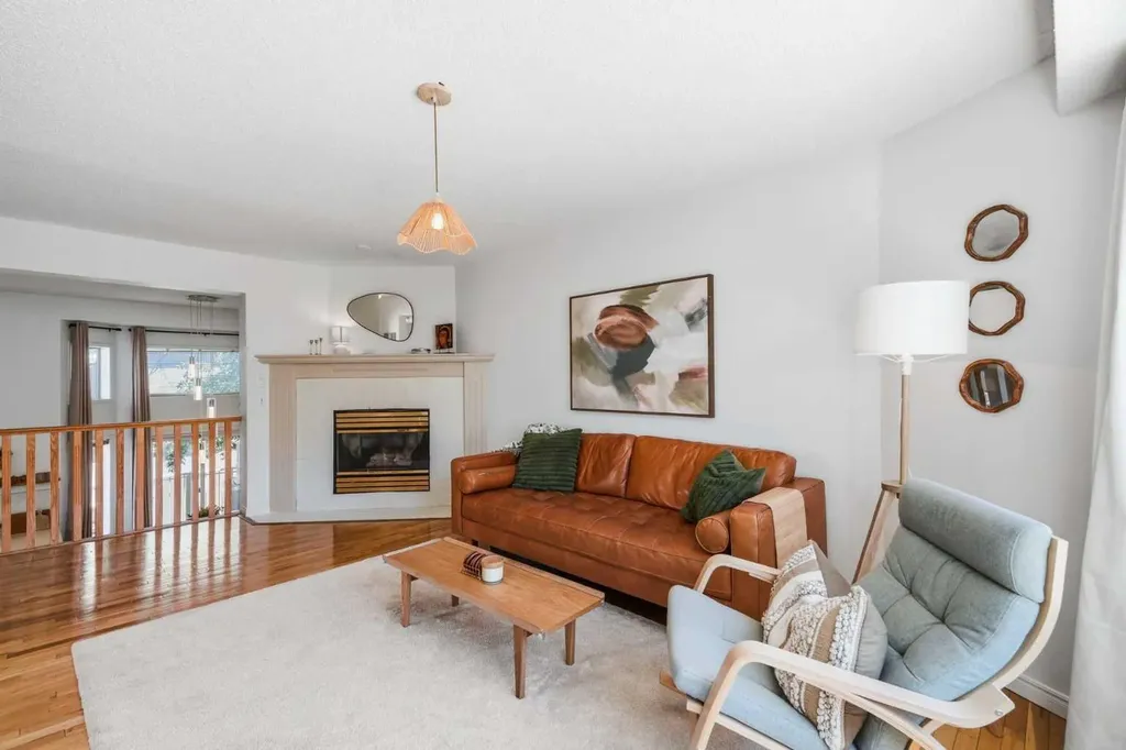 16 Kingsland Court SW Calgary AB T2V 0S2