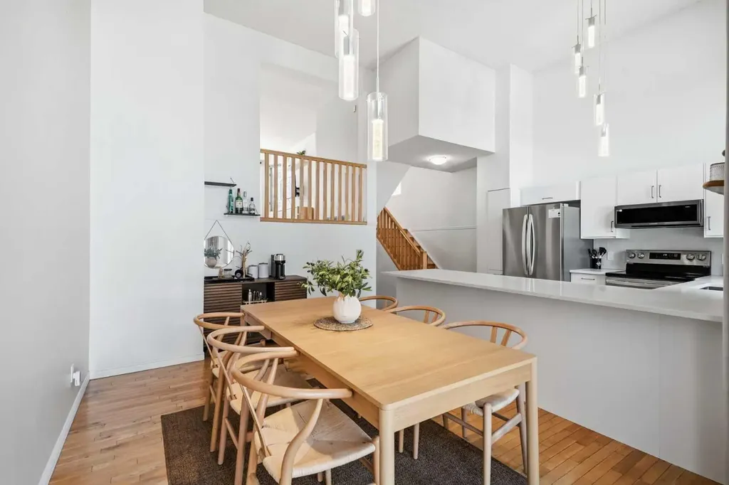 16 Kingsland Court SW Calgary AB T2V 0S2