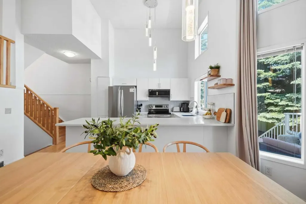 16 Kingsland Court SW Calgary AB T2V 0S2
