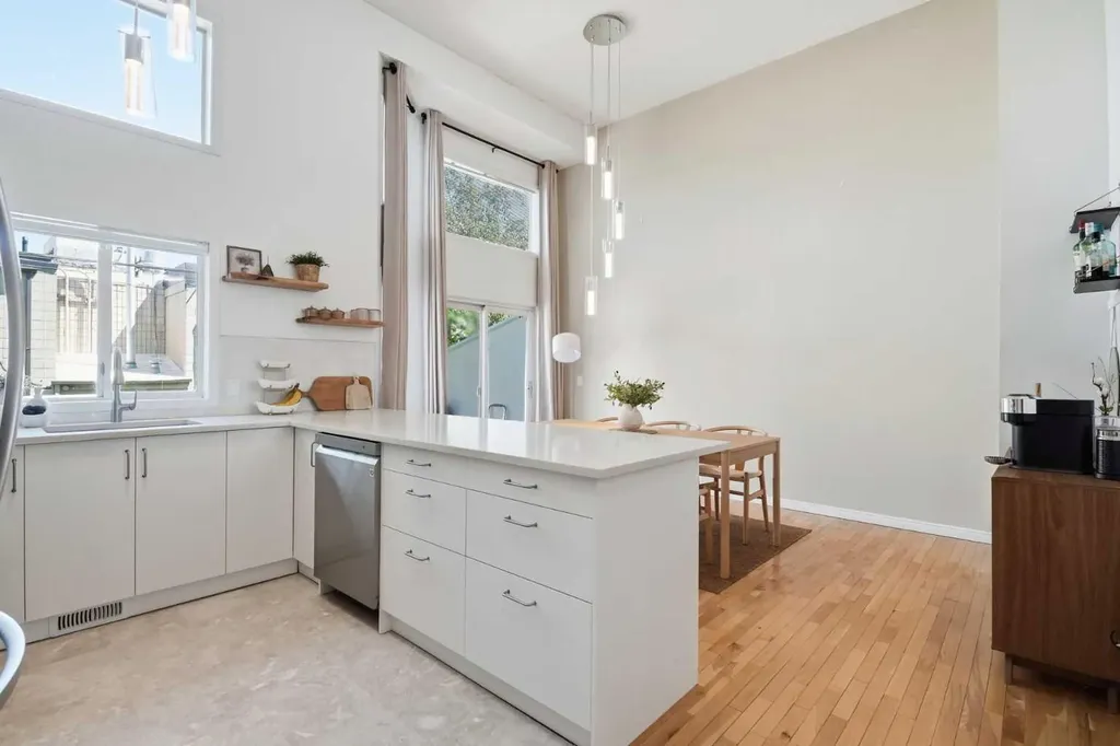 16 Kingsland Court SW Calgary AB T2V 0S2