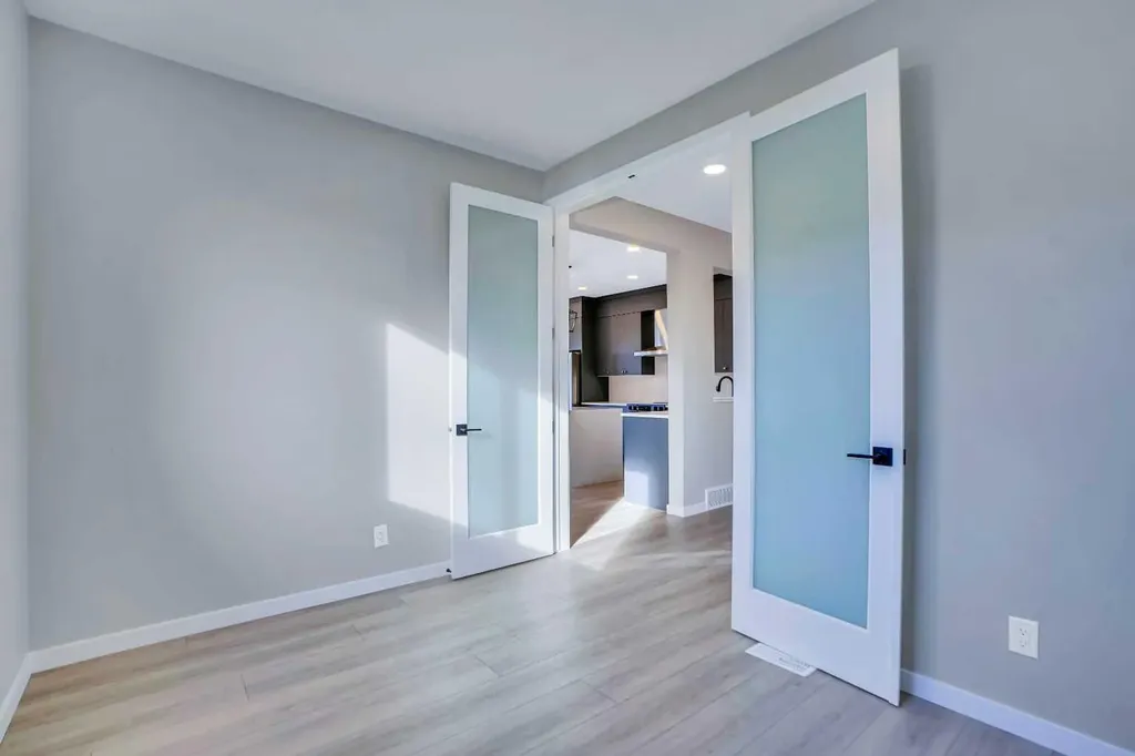 305 Lucas Place NW Calgary AB T3P 2E4