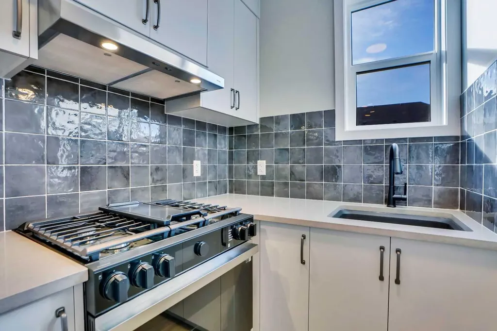 305 Lucas Place NW Calgary AB T3P 2E4