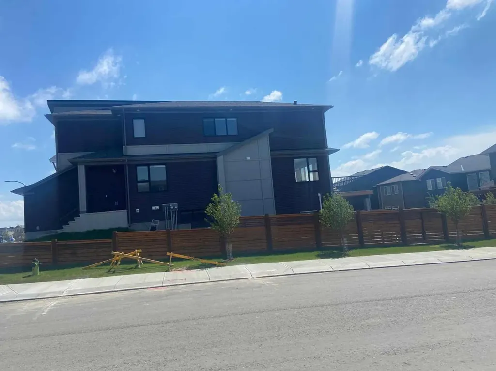 305 Lucas Place NW Calgary AB T3P 2E4