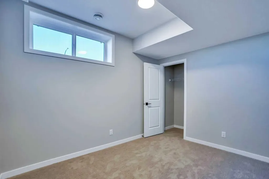 305 Lucas Place NW Calgary AB T3P 2E4