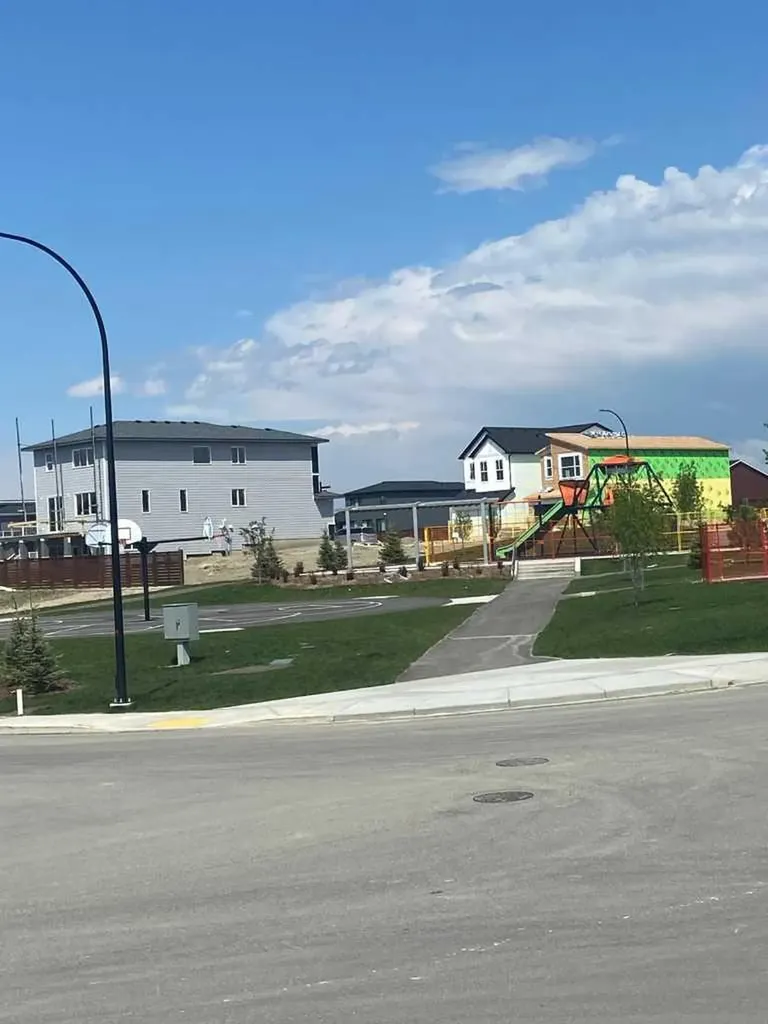 305 Lucas Place NW Calgary AB T3P 2E4