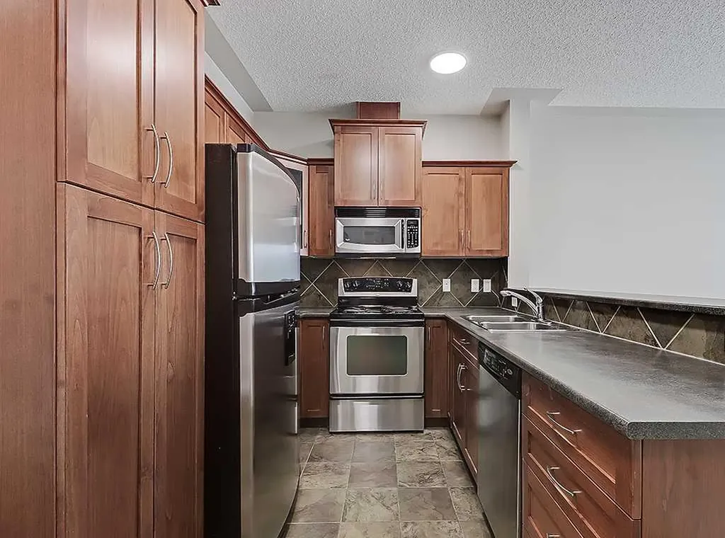 20 Discovery Ridge Close SW Calgary AB T3H 5X4