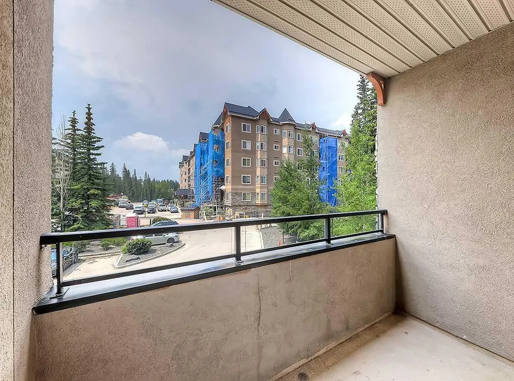 20 Discovery Ridge Close SW Calgary AB T3H 5X4