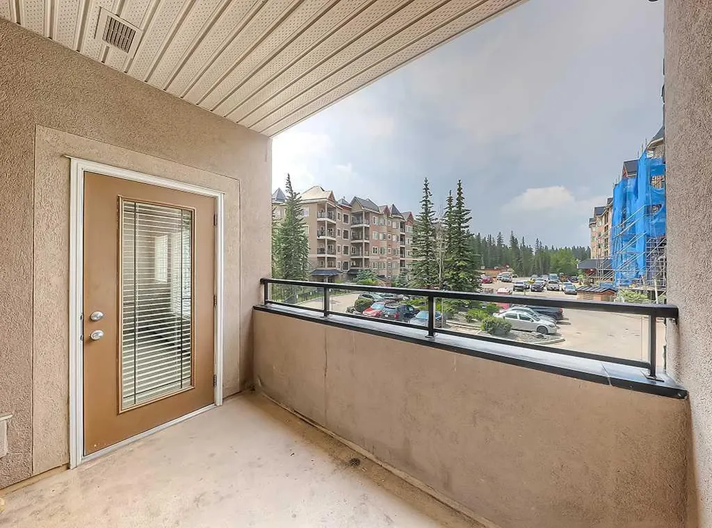 20 Discovery Ridge Close SW Calgary AB T3H 5X4