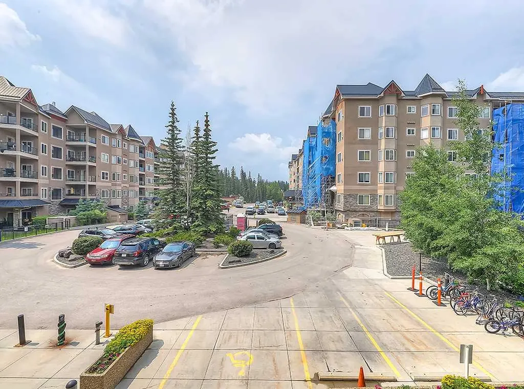 20 Discovery Ridge Close SW Calgary AB T3H 5X4