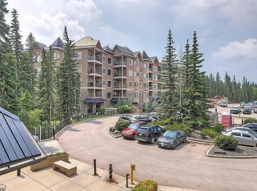 20 Discovery Ridge Close SW Calgary AB T3H 5X4