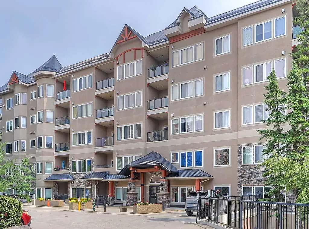 20 Discovery Ridge Close SW Calgary AB T3H 5X4