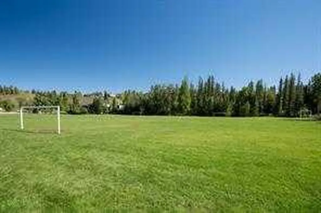 20 Discovery Ridge Close SW Calgary AB T3H 5X4