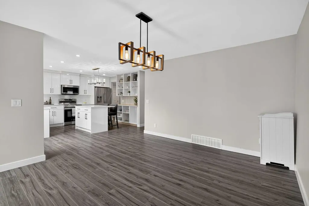 132 Woodglen Way SW Calgary AB T2W 4T3