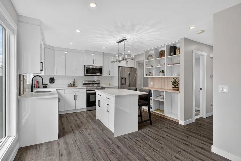 132 Woodglen Way SW Calgary AB T2W 4T3