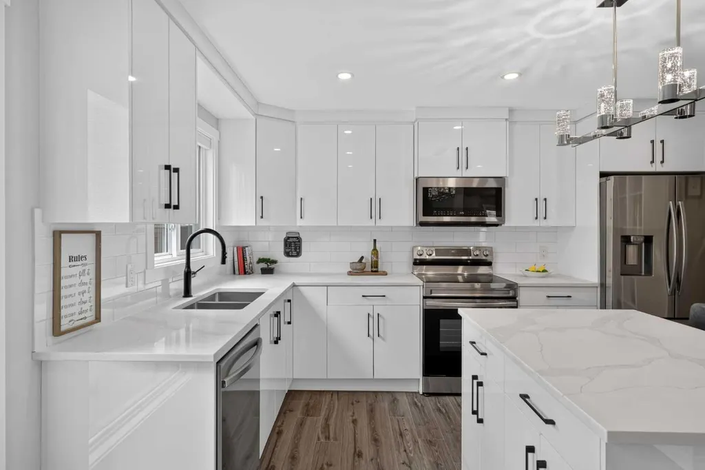 132 Woodglen Way SW Calgary AB T2W 4T3