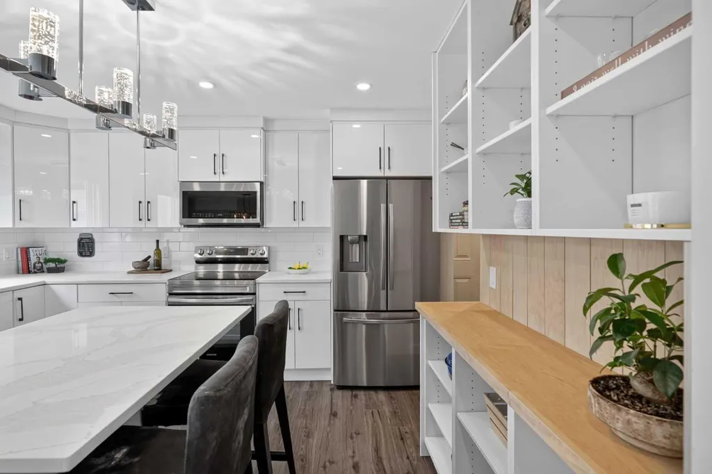 132 Woodglen Way SW Calgary AB T2W 4T3