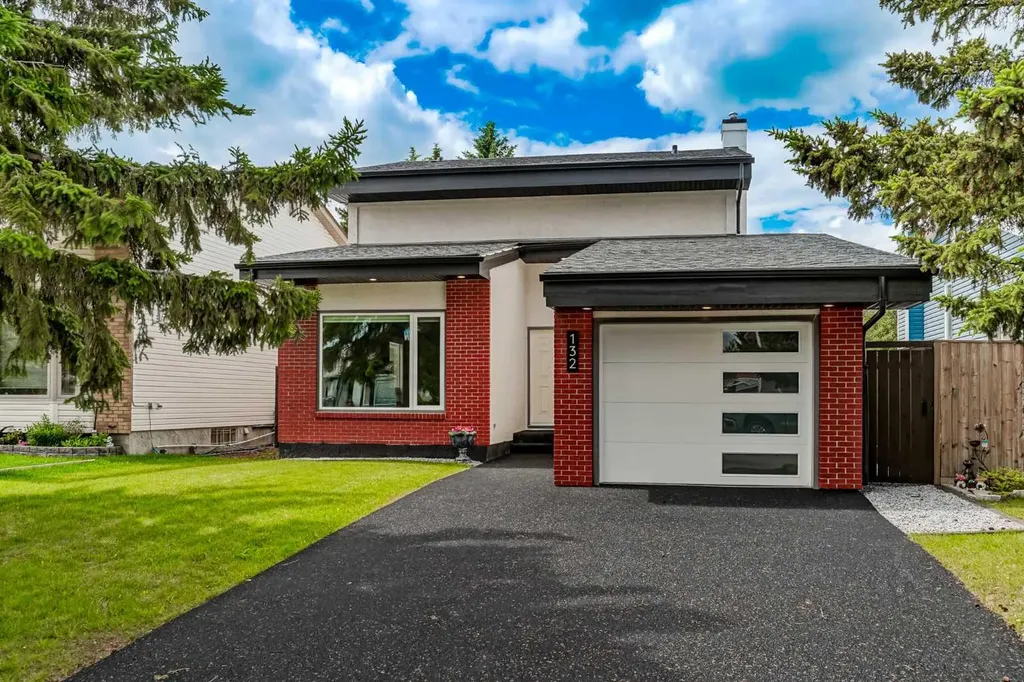 132 Woodglen Way SW Calgary AB T2W 4T3