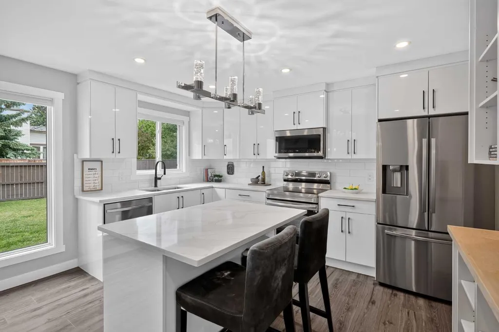132 Woodglen Way SW Calgary AB T2W 4T3
