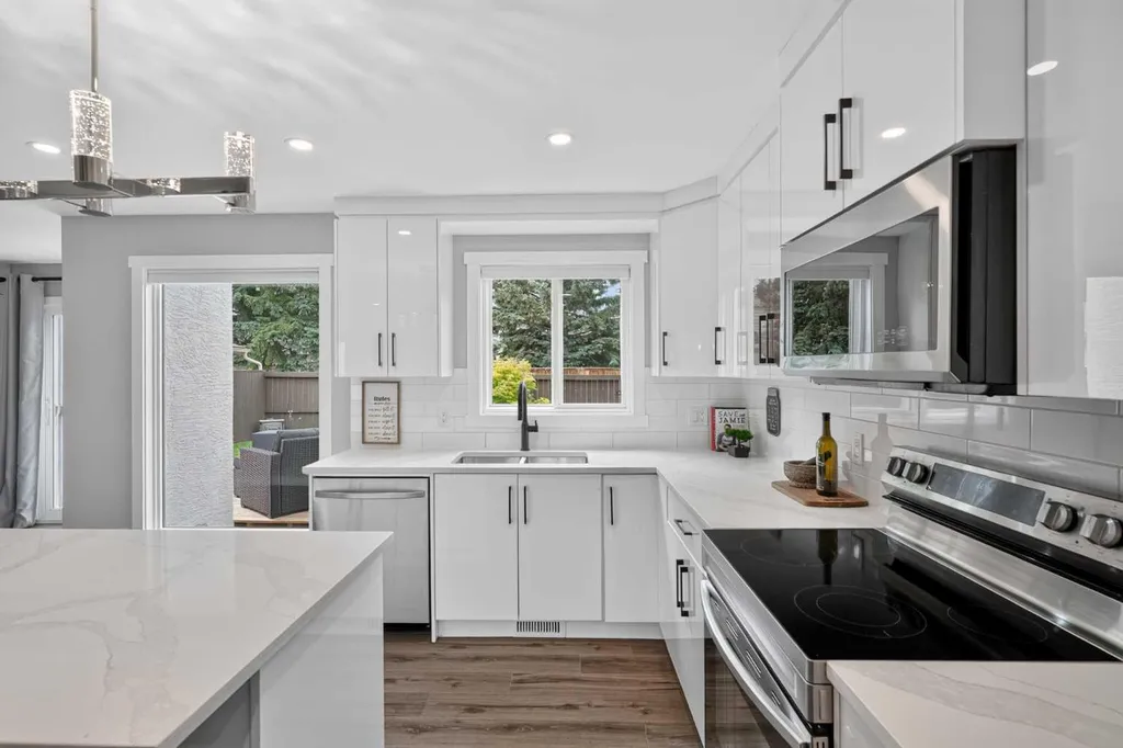 132 Woodglen Way SW Calgary AB T2W 4T3