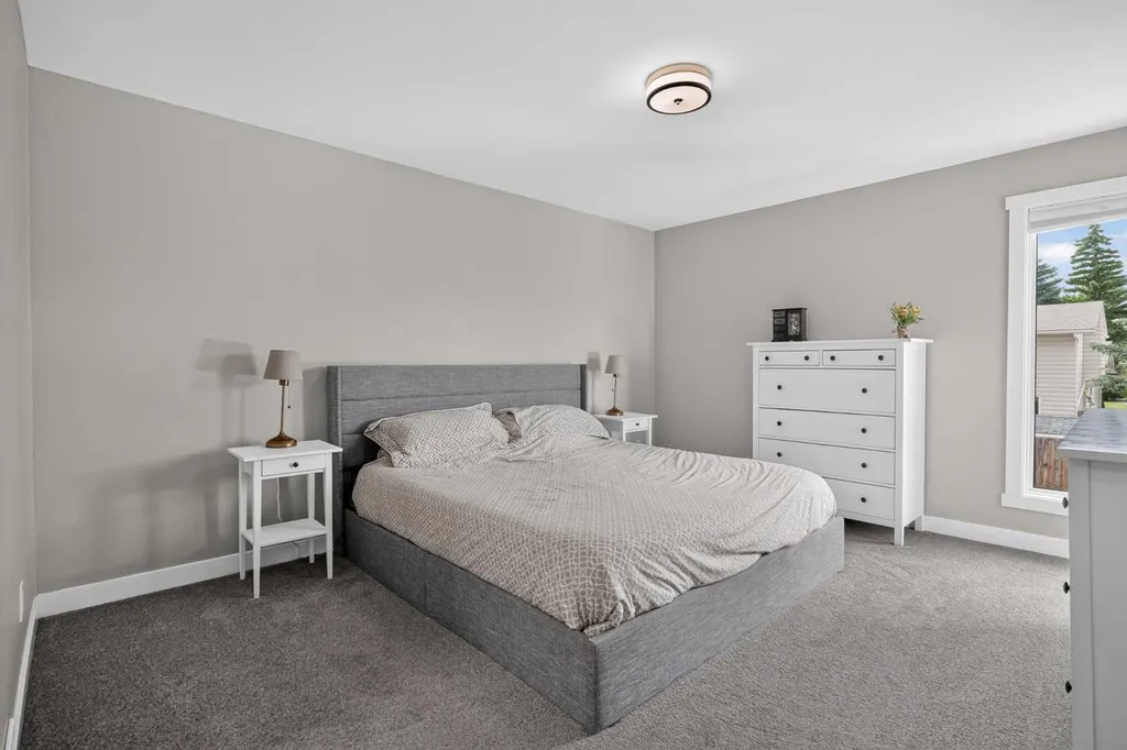 132 Woodglen Way SW Calgary AB T2W 4T3