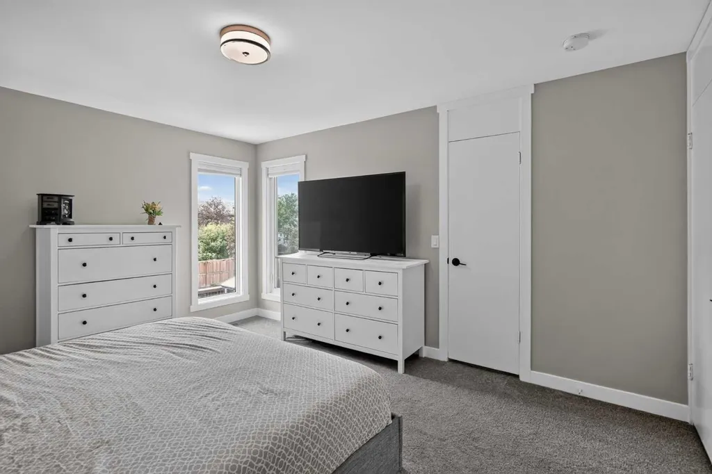 132 Woodglen Way SW Calgary AB T2W 4T3