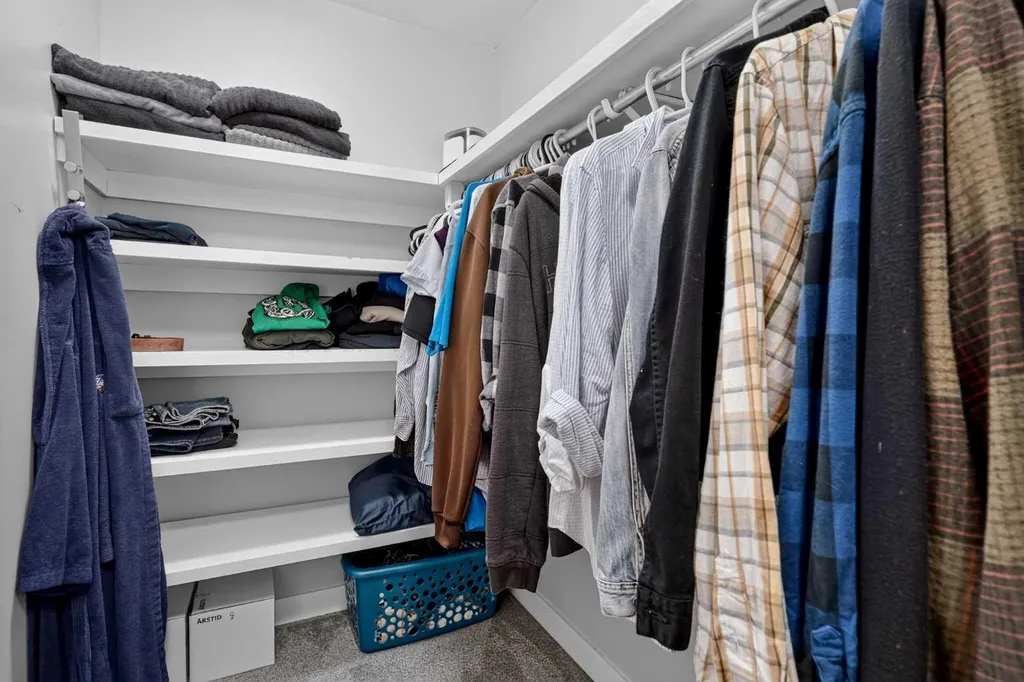 132 Woodglen Way SW Calgary AB T2W 4T3