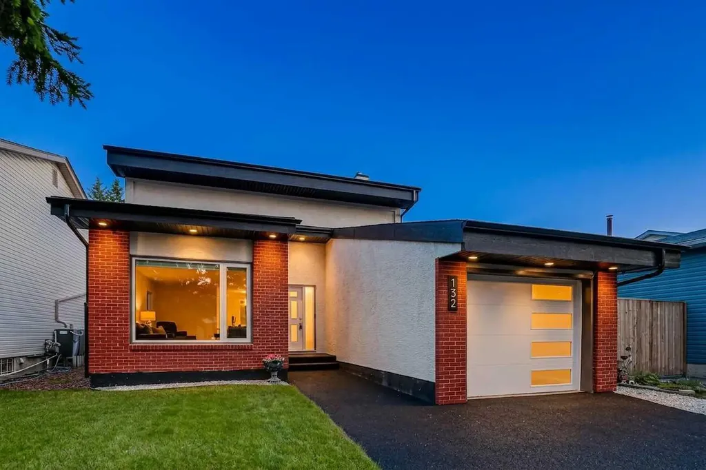132 Woodglen Way SW Calgary AB T2W 4T3