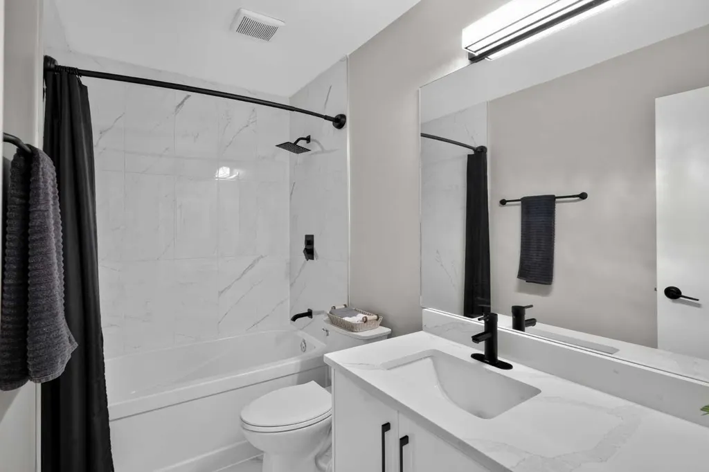 132 Woodglen Way SW Calgary AB T2W 4T3