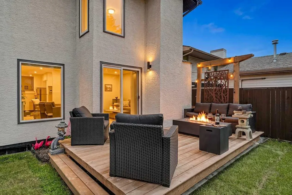 132 Woodglen Way SW Calgary AB T2W 4T3