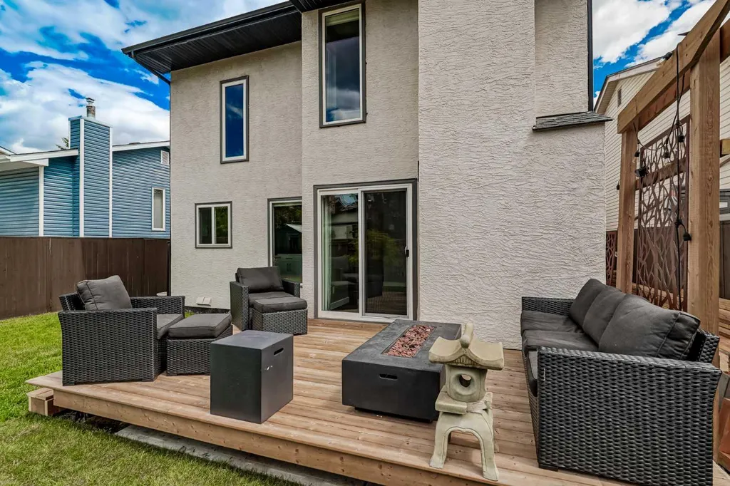 132 Woodglen Way SW Calgary AB T2W 4T3