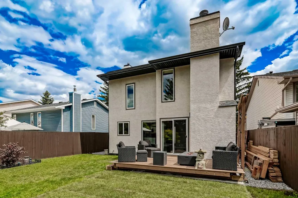 132 Woodglen Way SW Calgary AB T2W 4T3
