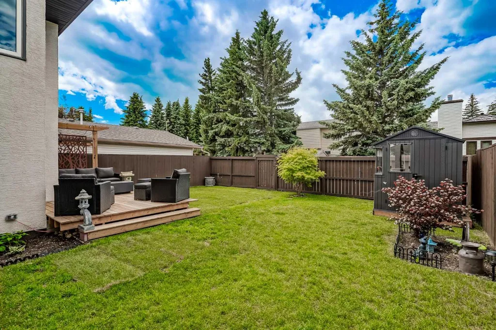 132 Woodglen Way SW Calgary AB T2W 4T3