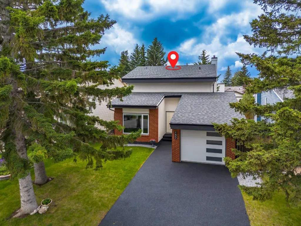 132 Woodglen Way SW Calgary AB T2W 4T3