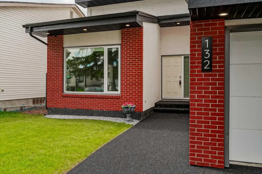 132 Woodglen Way SW Calgary AB T2W 4T3