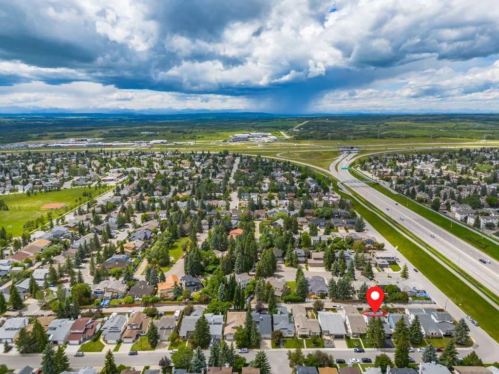 132 Woodglen Way SW Calgary AB T2W 4T3