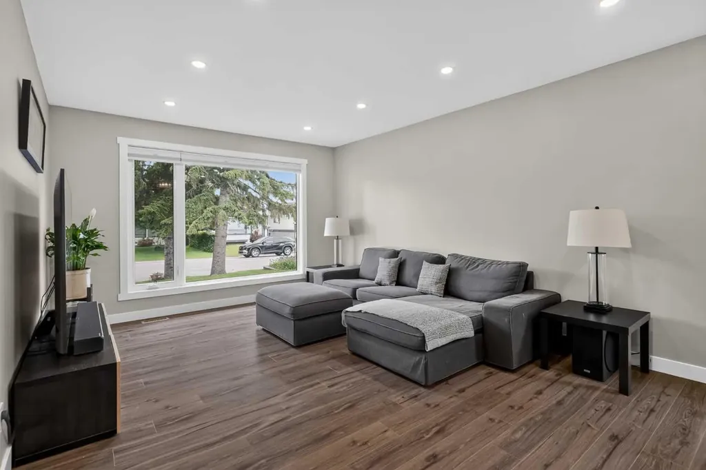 132 Woodglen Way SW Calgary AB T2W 4T3