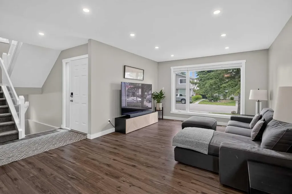 132 Woodglen Way SW Calgary AB T2W 4T3