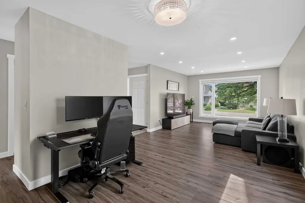 132 Woodglen Way SW Calgary AB T2W 4T3