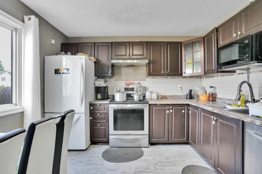 95 Castlegreen Close NE Calgary AB T3J 1Y6