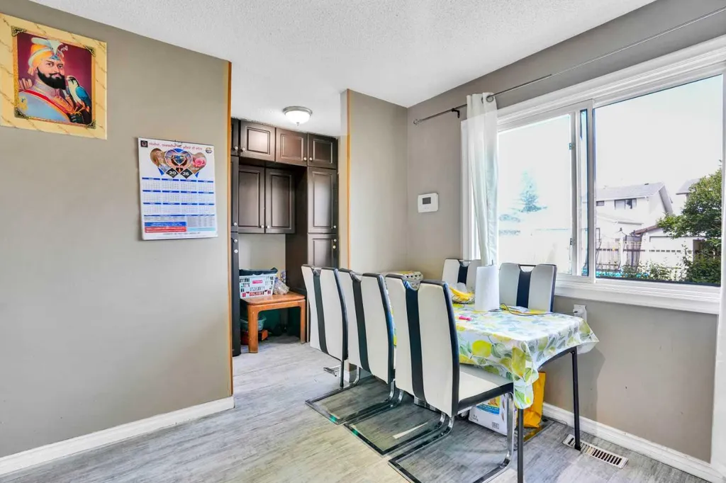 95 Castlegreen Close NE Calgary AB T3J 1Y6