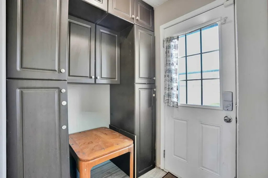 95 Castlegreen Close NE Calgary AB T3J 1Y6