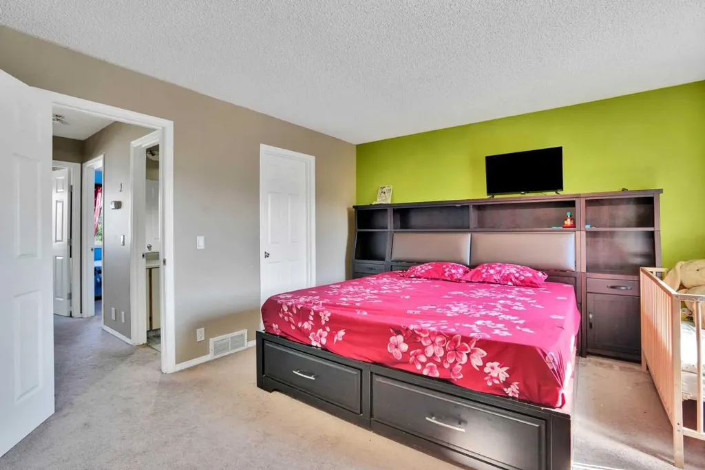 95 Castlegreen Close NE Calgary AB T3J 1Y6