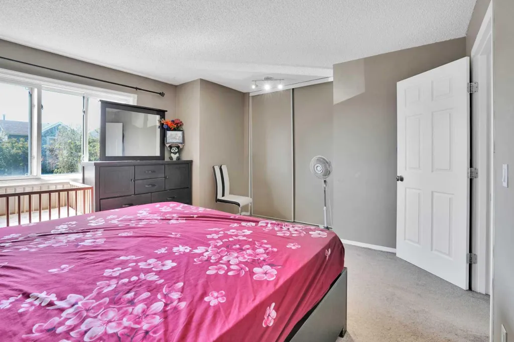 95 Castlegreen Close NE Calgary AB T3J 1Y6