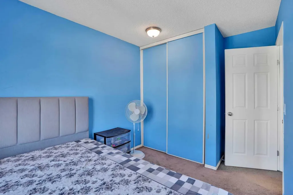 95 Castlegreen Close NE Calgary AB T3J 1Y6