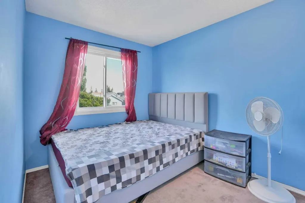 95 Castlegreen Close NE Calgary AB T3J 1Y6