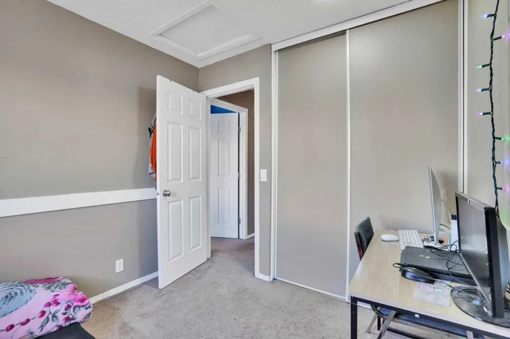 95 Castlegreen Close NE Calgary AB T3J 1Y6