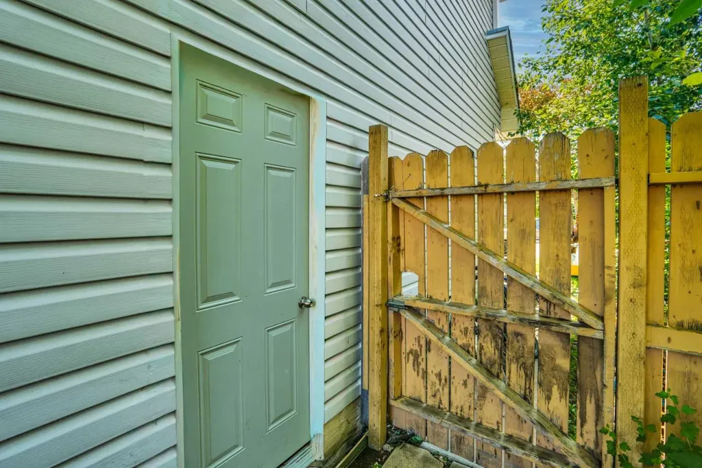95 Castlegreen Close NE Calgary AB T3J 1Y6