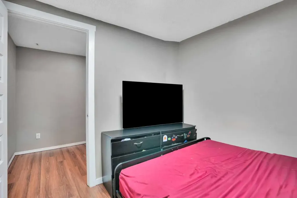 95 Castlegreen Close NE Calgary AB T3J 1Y6