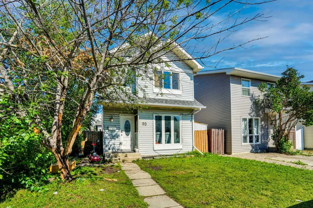 95 Castlegreen Close NE Calgary AB T3J 1Y6