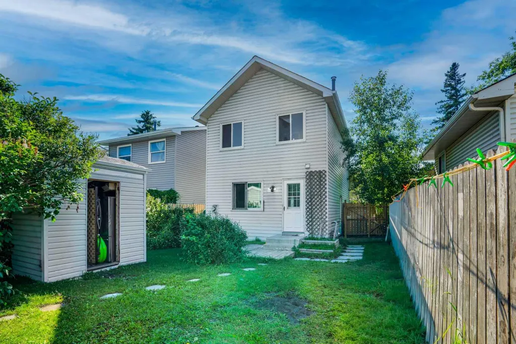 95 Castlegreen Close NE Calgary AB T3J 1Y6